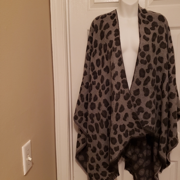 NWOT! ULTIMATE SOFT Animal Print Wrap - Picture 2 of 8